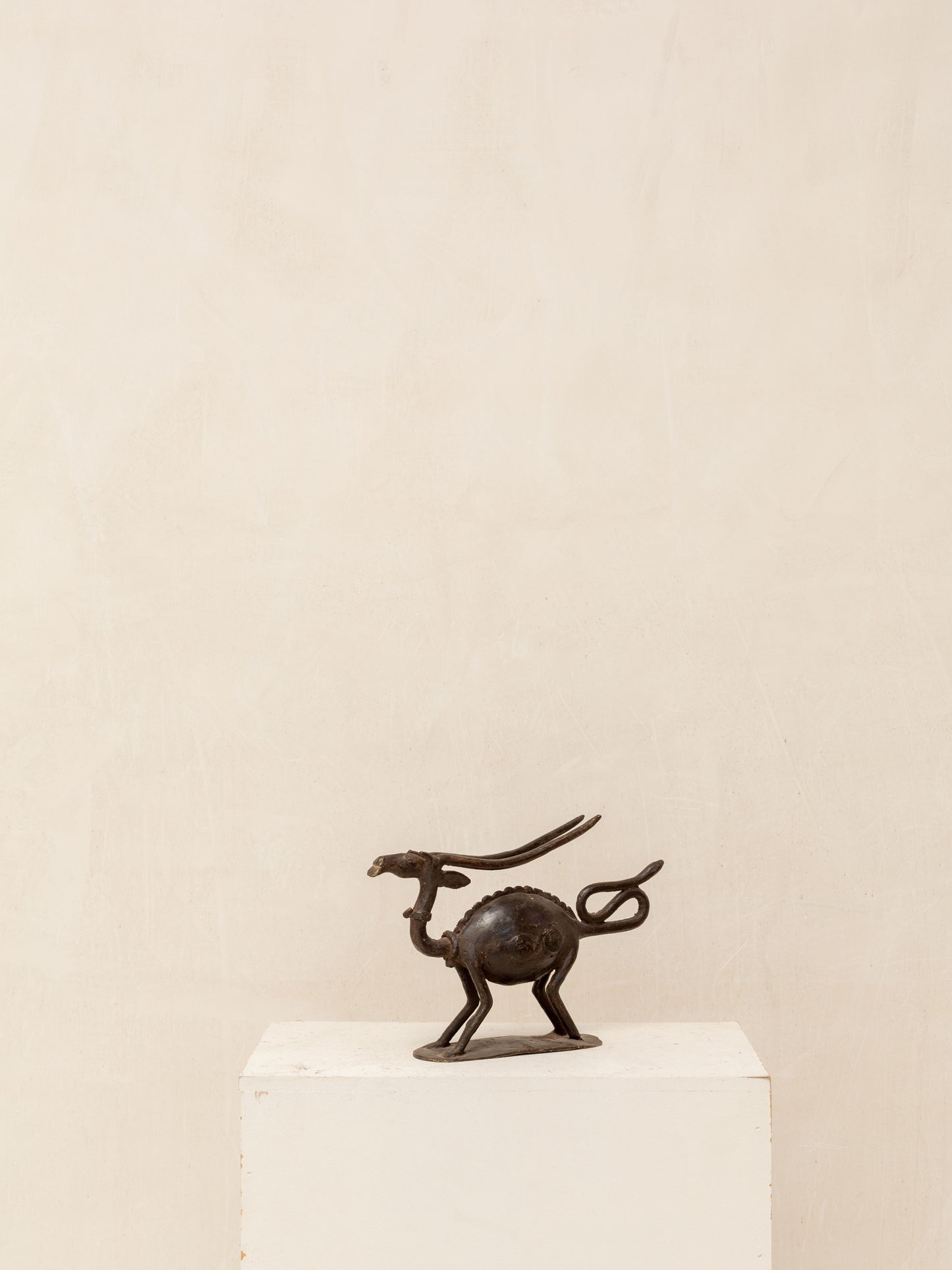 Antílope -  País: País Dogón, Mali.   Material: Aleación de bronce  Medidas: 27X5X17cm