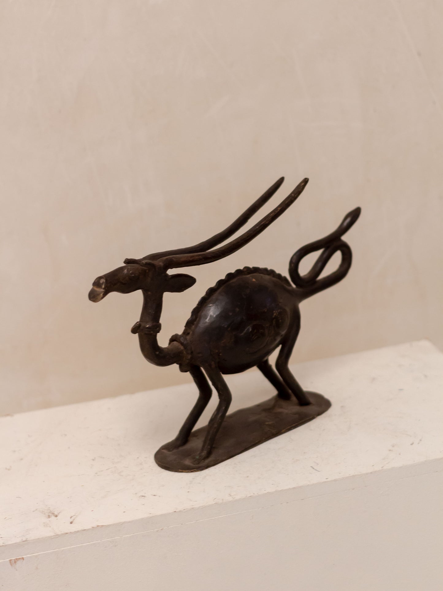 Antílope -  País: País Dogón, Mali.   Material: Aleación de bronce  Medidas: 27X5X17cm