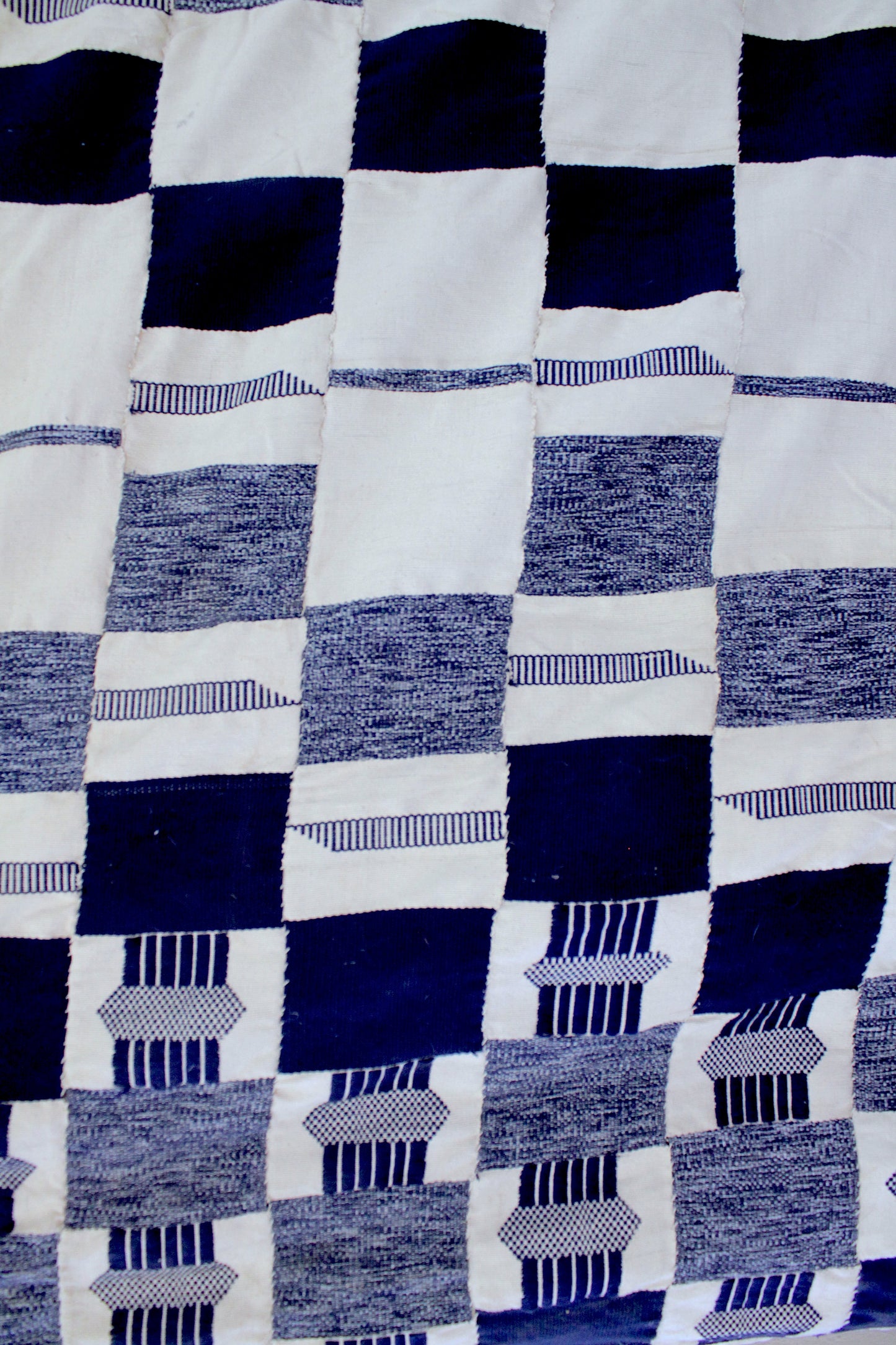 Tapiz Kente blanco y azul