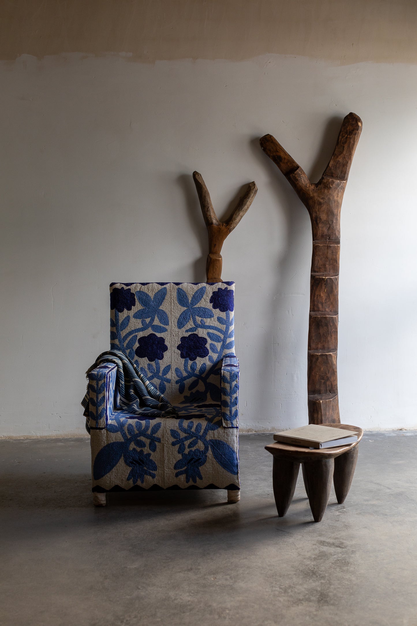 Chaise Royale Yoruba avec perles de verre bleues