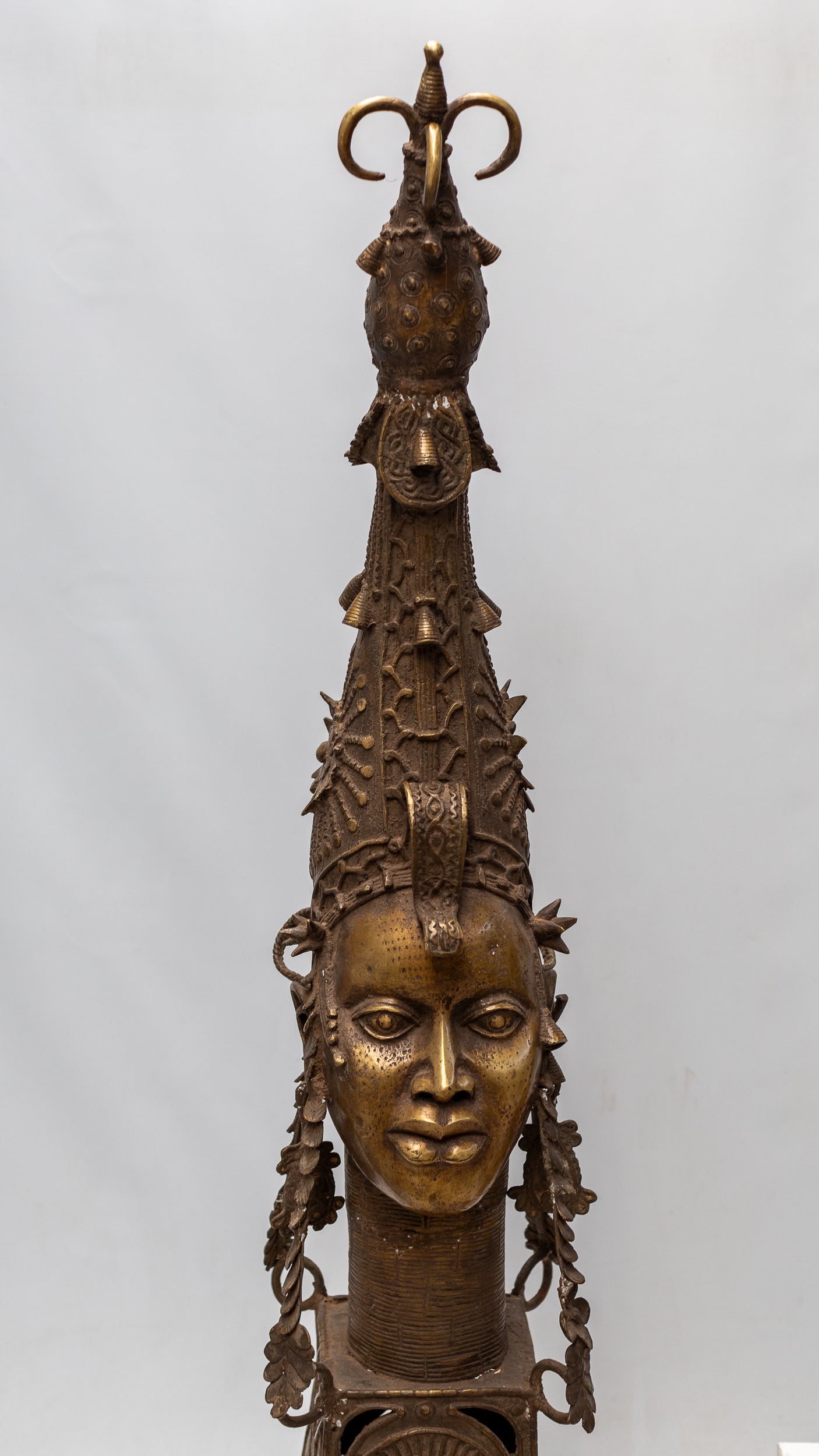 Cabeza Ife Afizere - País: Nigeria  Material: Aleación de bronce  Medidas: 30X30X143cm