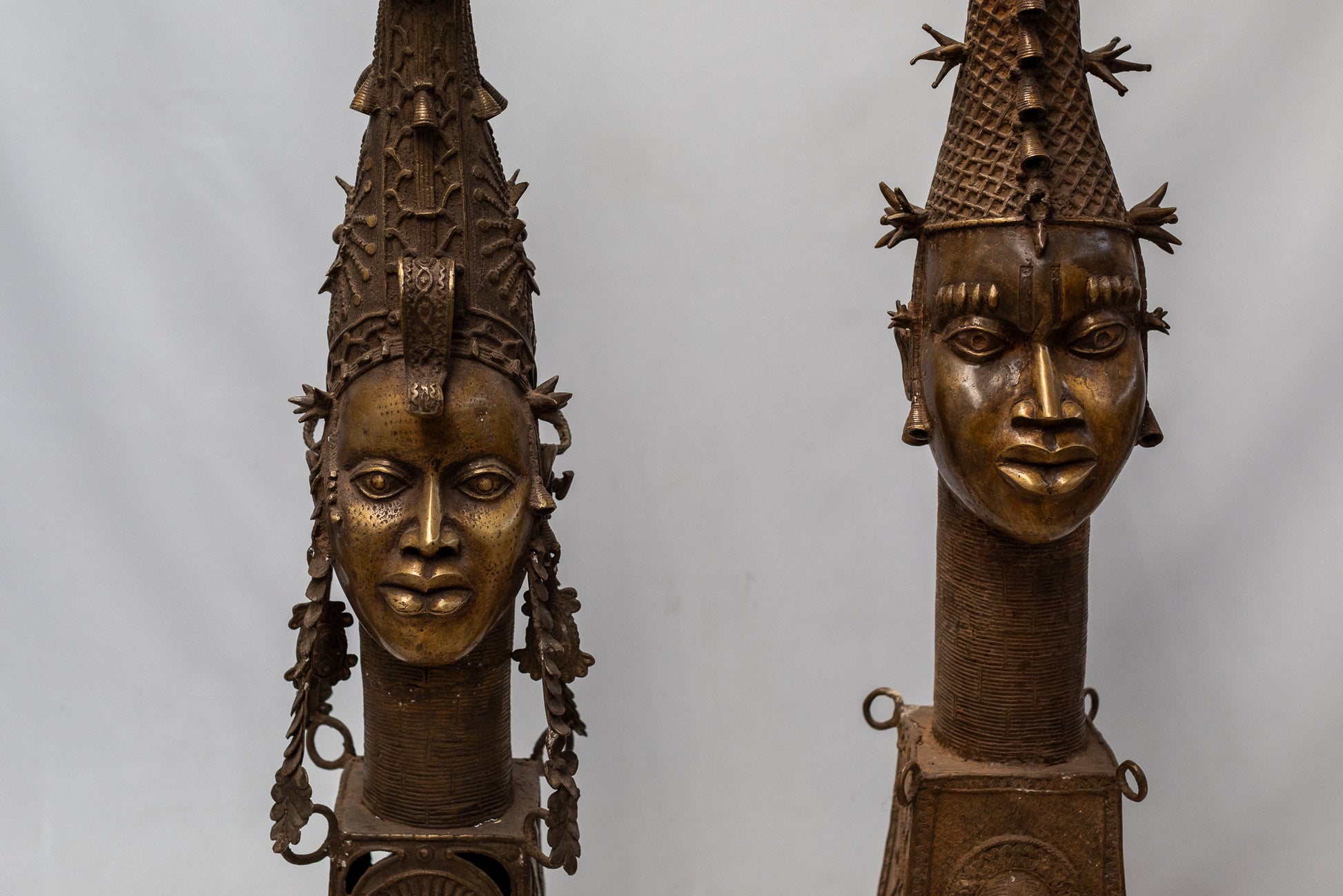 Cabeza Ife Chiquide - País: Nigeria  Material: Aleación de bronce  Medidas: 28X28X133cm