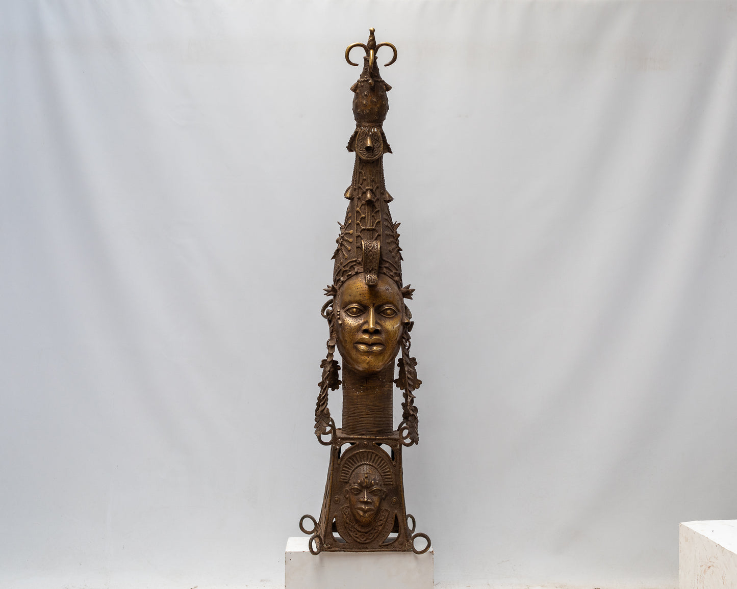 Cabeza Ife Afizere - País: Nigeria  Material: Aleación de bronce  Medidas: 30X30X143cm