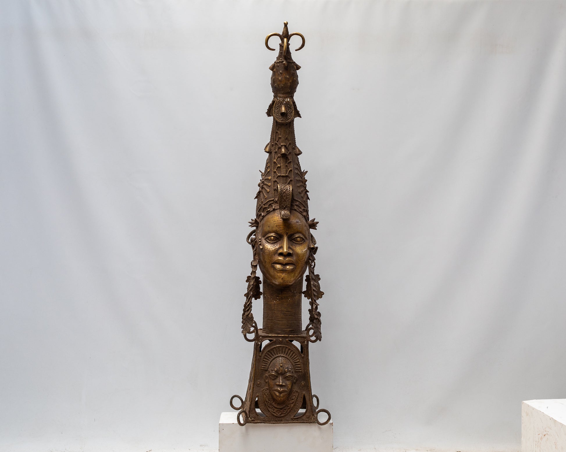 Cabeza Ife Afizere - País: Nigeria  Material: Aleación de bronce  Medidas: 30X30X143cm