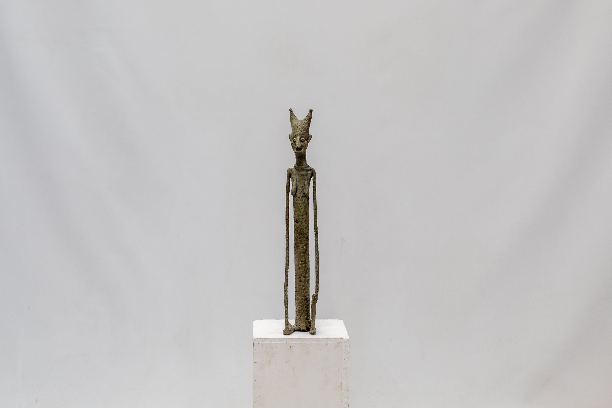 Mujer Dogón Taoudenni con cuernos - País: País Dogón, Mali.   Material: Aleación de bronce  Medidas: 7X8X50cm