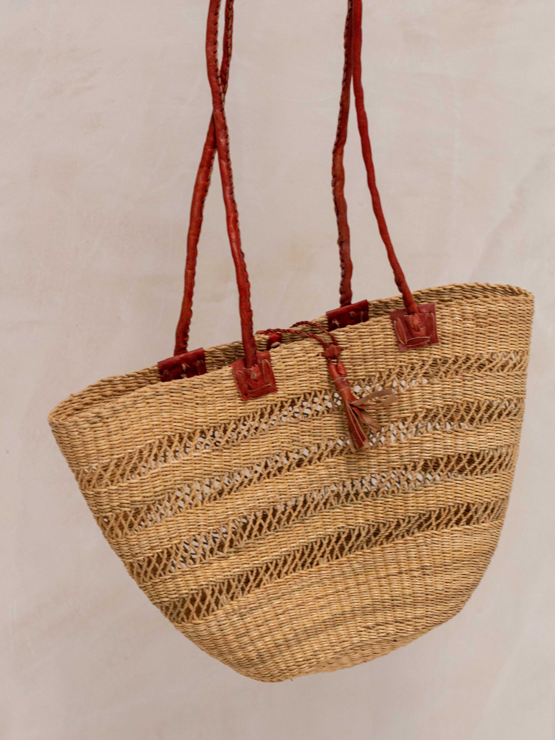 Bolso Abasi - País: Ghana  Material: Elephant grass y cuero.  Medidas: 41x20x24cm